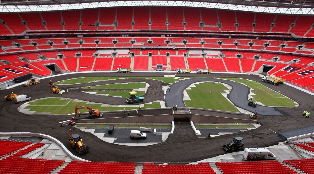 Imagen 8. El estadio también está en capacidad de albergar carreras de mini-autos tipo ‘go-kart’ en una pista montada especialmente para la ocasión, retirando y/o deshabilitando las primeras filas de butacas para dar seguridad a los aficionados más cercanos a la pista, como se muestra en esta imagen del evento “Carrera de Campeones 2007”.  (Foto de Hamish Blair/Getty Images)